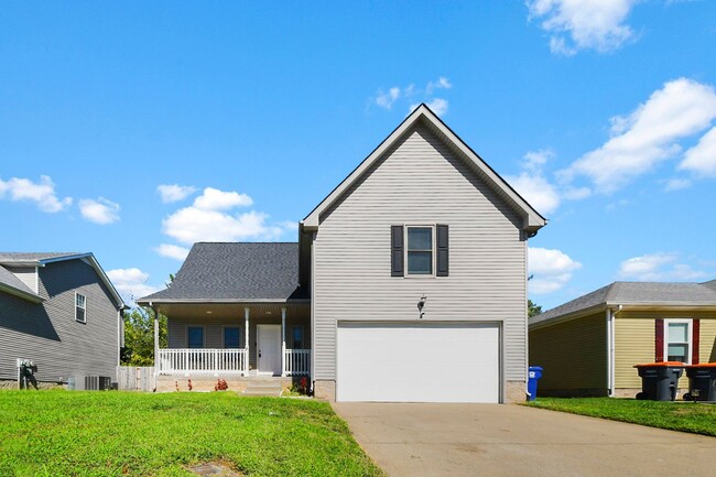 Building Photo - Pet Friendly Three Bedroom with Bonus!