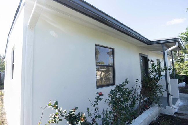 Photo - 924 NW 11th Ct