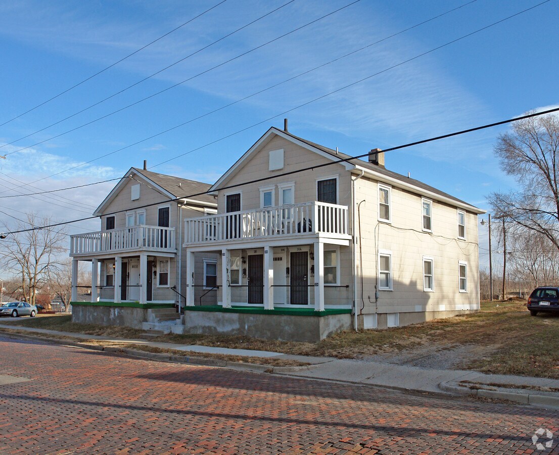 Photo - 204-220 N Irwin St Apartments