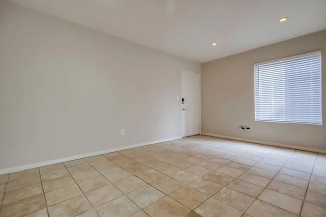 Building Photo - 4262 Wilson Ave Unit 8