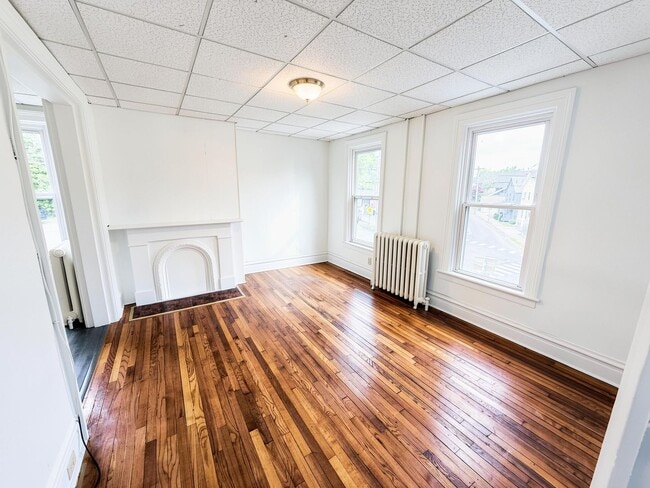 1 Month Free! Newly Renovated 1BR on Warren Street — Heat Included - 1 Month Free! Newly Renovated 1BR on Warren Street — Heat Included Unit 4