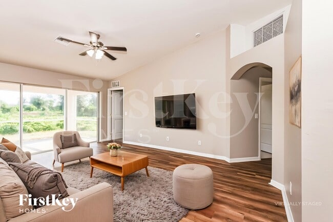 Photo - 1141 Ebert St E