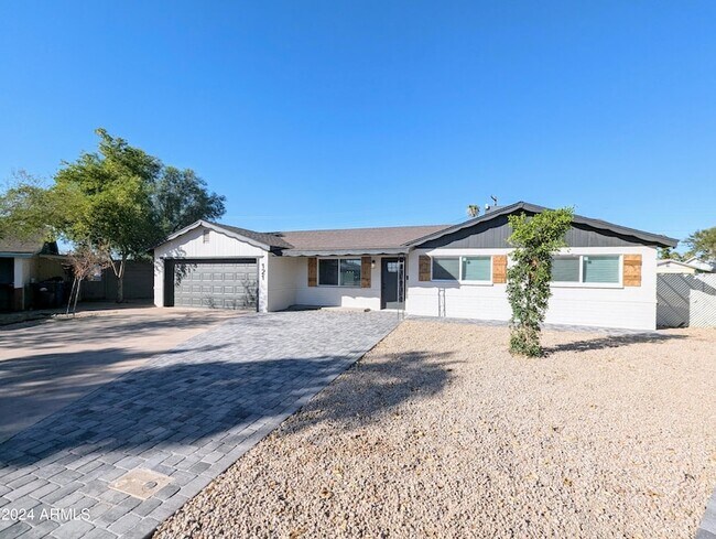 Photo - 121 N Flint Cir