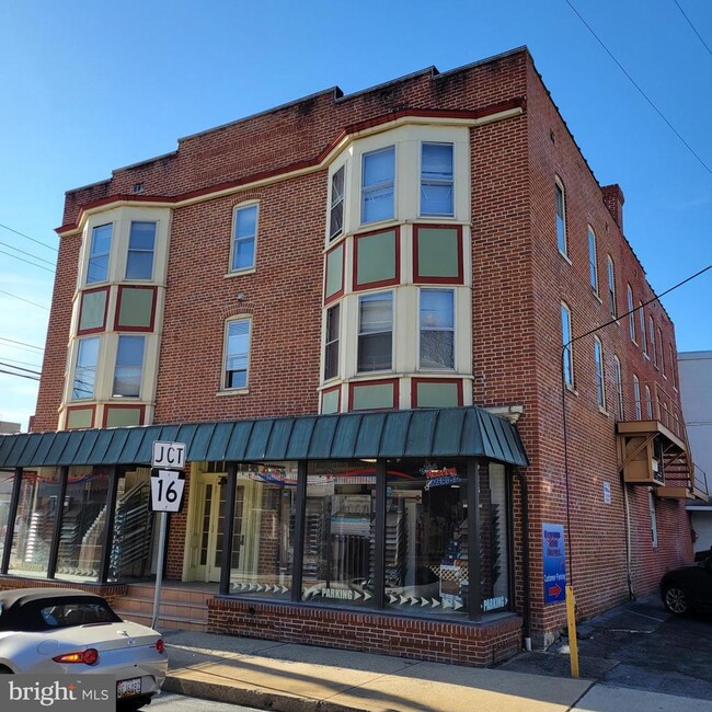 Building Photo - 24 N Church St Unit 4 Rental