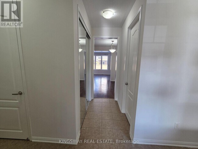 Photo - 469 Tyrone Cres