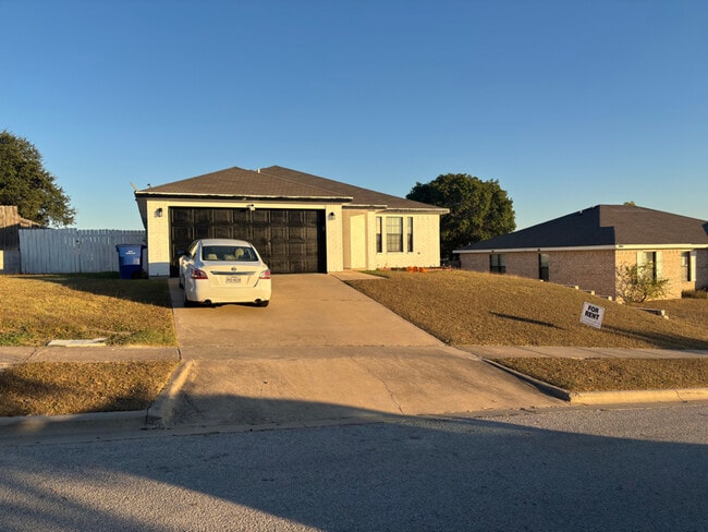 Building Photo - 1103 Travis Cir