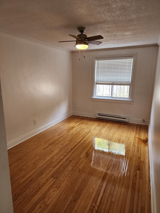 Photo - 2122 Queen St