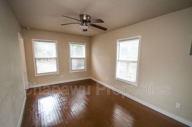 Photo - 930 Poinsettia St