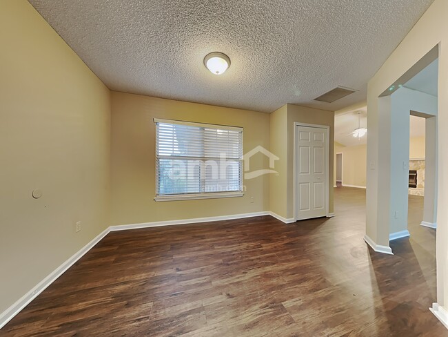 Photo - 1852 Willesdon Dr E