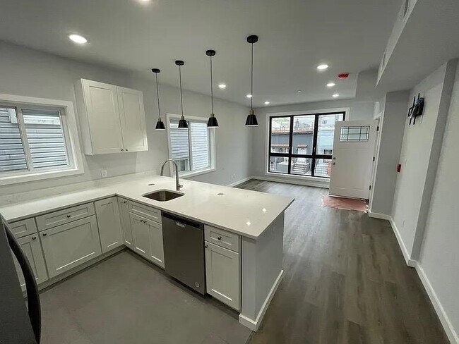 Photo - 566 57th St Unidad 2