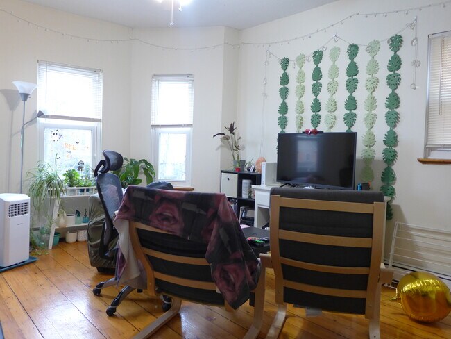 Photo - 832 Parker St