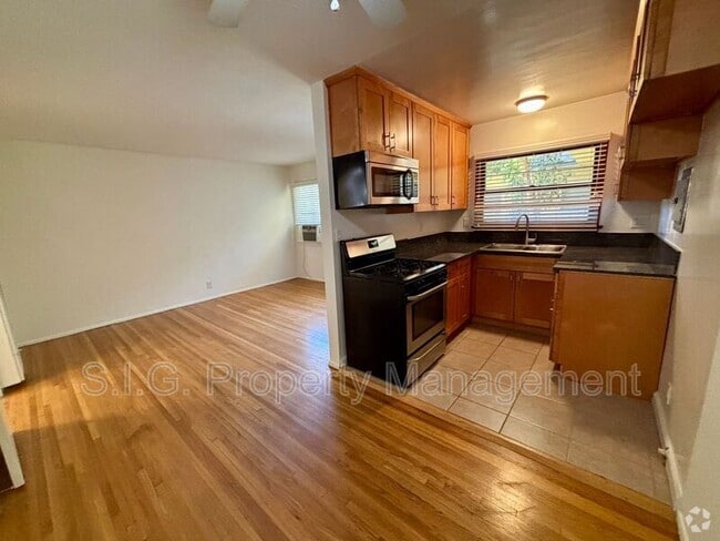 Building Photo - 1702 W Victory Blvd Unit #B Rental