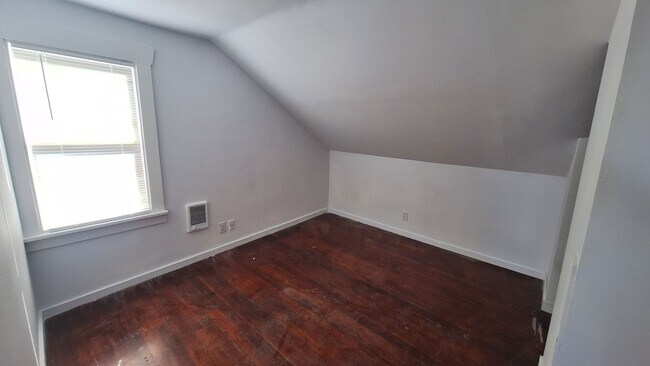 Photo - 4 bed 1.5 bath home walking distance to Lo...