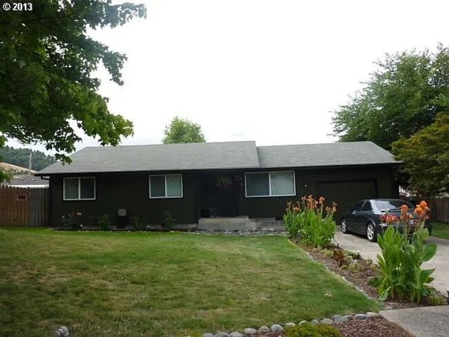Building Photo - Four Bedroom Home with Fenced Yard in Green