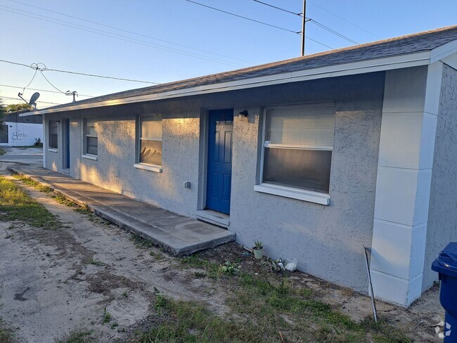 Building Photo - 2 bedroom 1 bath duplex Rental