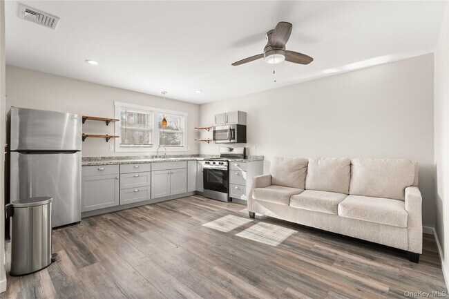 Building Photo - 341 Main St Unit C