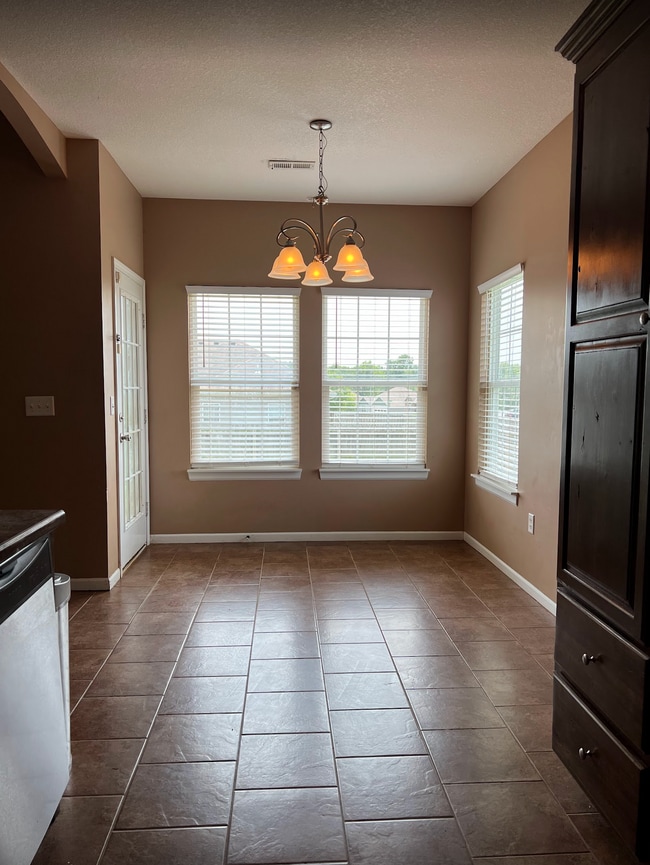 Photo - 619 Oakmont Dr