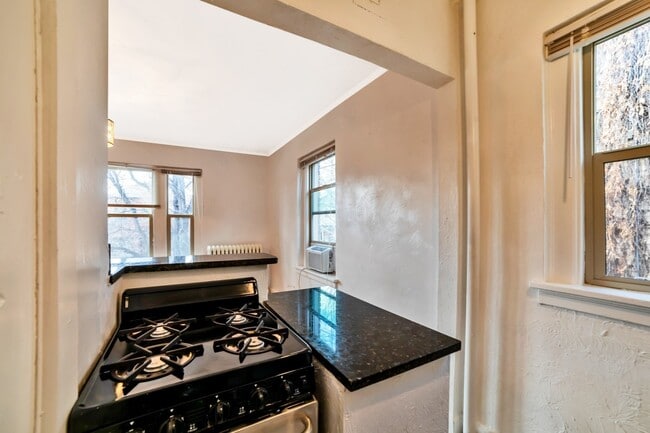 Photo - Top Floor Studio In Cap Hill Available NOW! Unidad 7