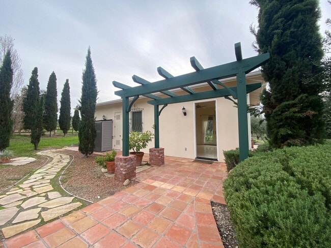Beautiful 1 BD / 1 BA Granny Unit in Count... - Beautiful 1 BD / 1 BA Granny House Unit in Count...