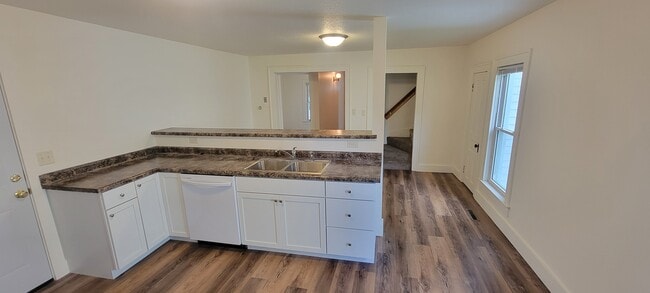 Photo - 121 Broadway St