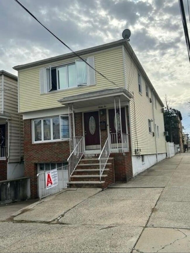 Building Photo - 22 E 18th St Unit 2