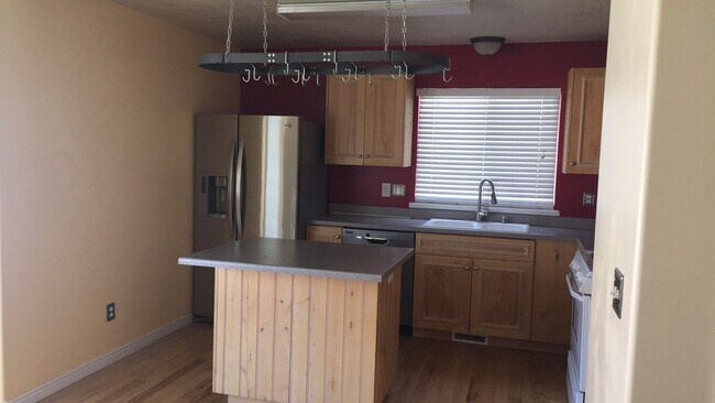 Photo - Amazing Provo Home w 2 car Garage & awesom...