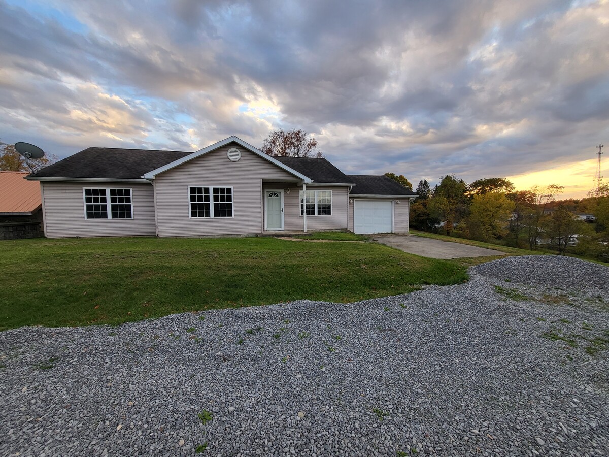 Photo - 1002 Bakers Ridge Rd House