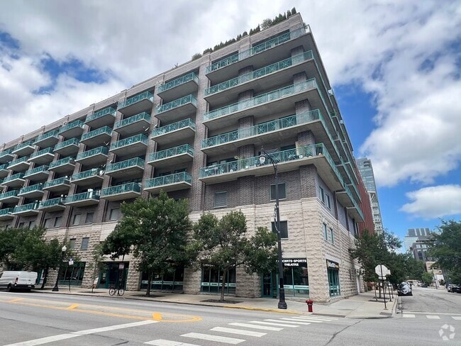 Building Photo - 910 W Madison St Rental