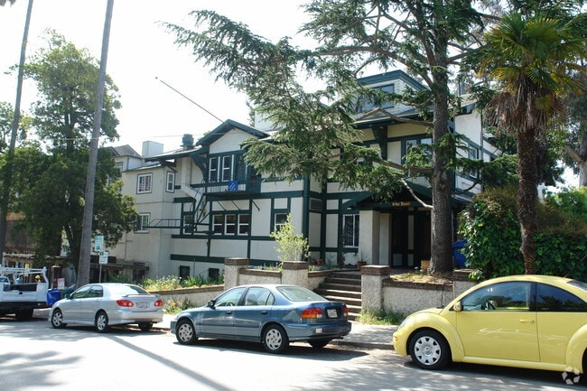 Exterior of Ridge House - Casa Zimbabwe