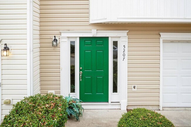 Photo - Beautiful Townhouse w/ 1st Floor Bedroom