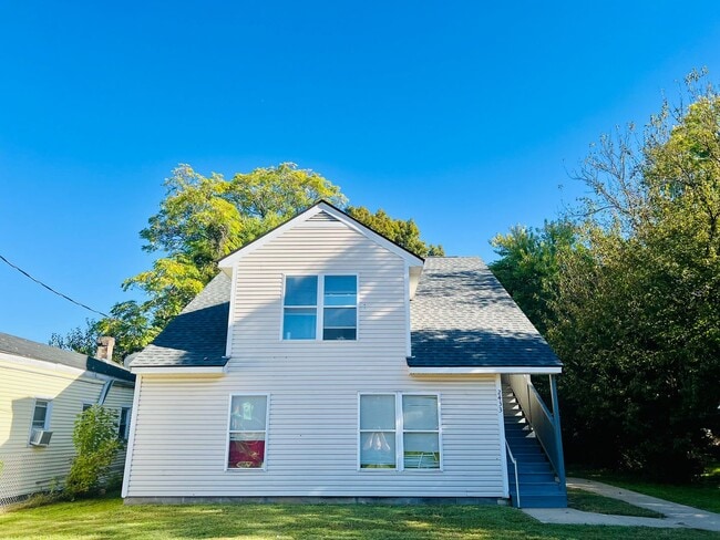 Building Photo - Second floor 2 bedroom apartment- Section ...