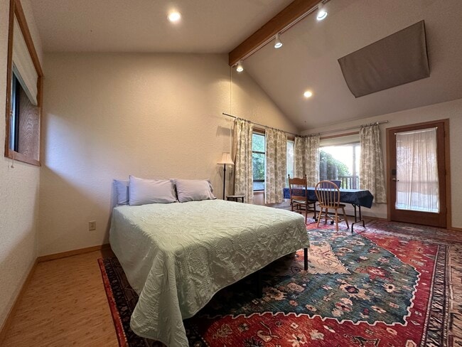 Building Photo - 6210 Bayview Rd Unit Studio Apartment