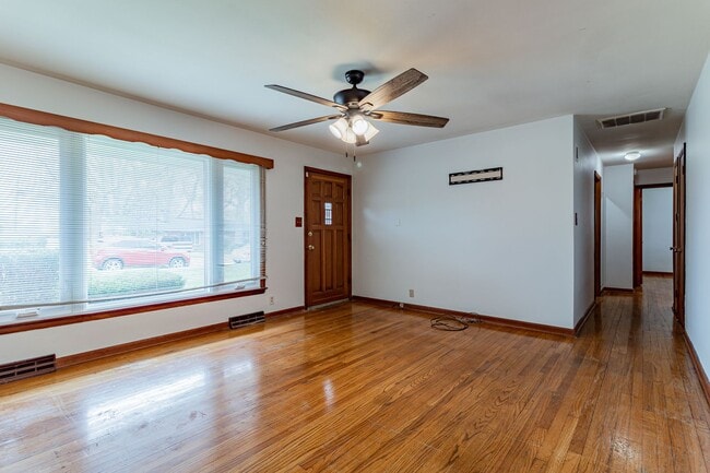 Photo - 3 bedroom, 1 bath ranch home! Close to I-74, on the local MTD bus line!! - Available 05/01/2026