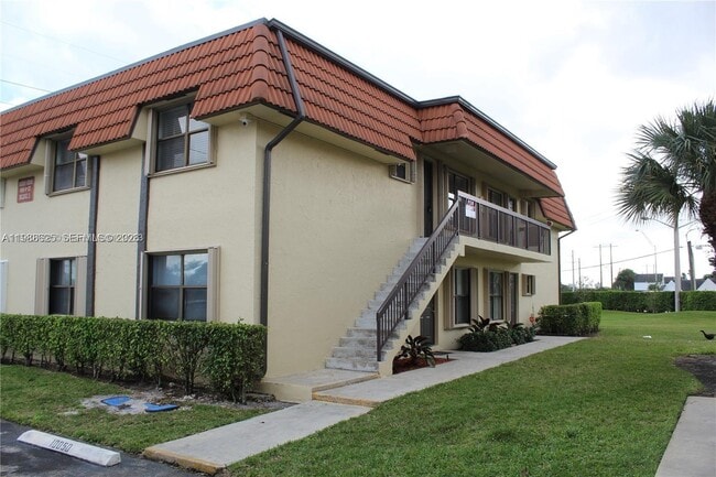 Building Photo - 10016 NW 4th St Unit 201