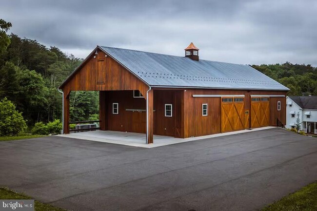 Building Photo - 284 Hickory Dr