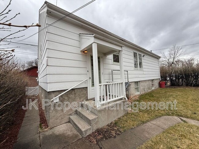 Photo - 115 16th St N