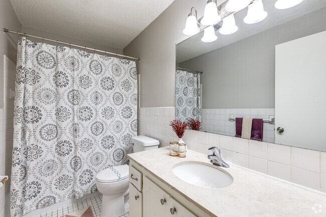 Edificio 212 - 2 habitaciones, 1 baño - 926 pies cuadrados - Baño - Charlton Terrace