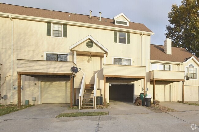 Building Photo - 2 Bedroom 1.5 Bath Townhome