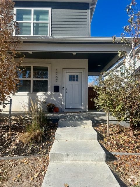 Building Photo - Beautiful home!