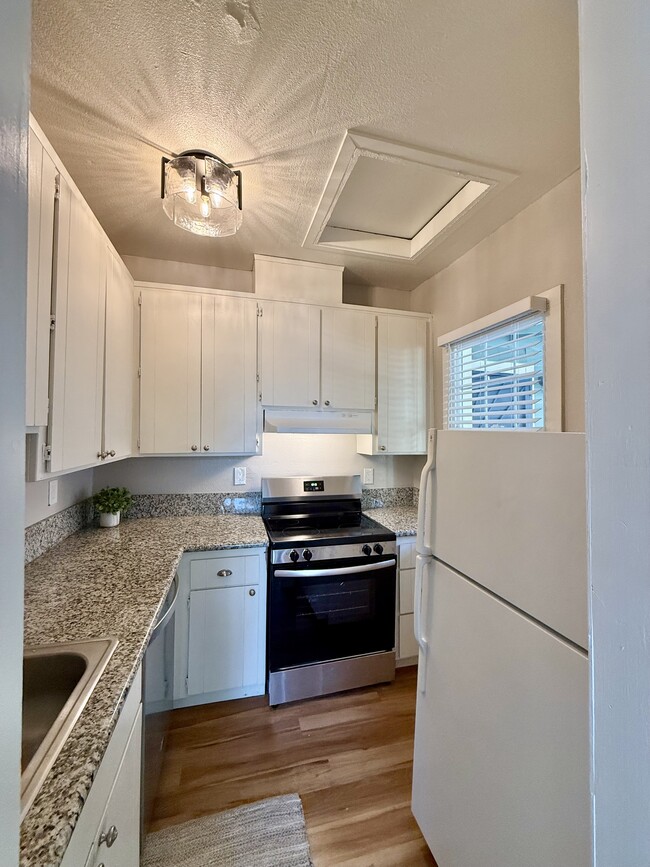 Full Kitchen w/Dishwasher - 517 13th St Unit C