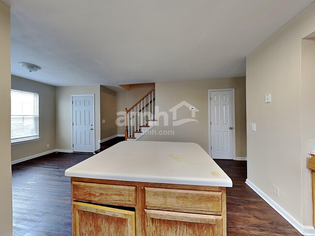 Photo - 913 Tom Hailey Blvd