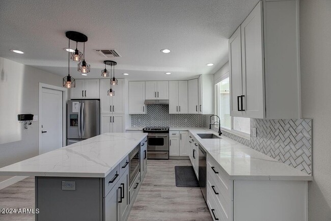 Photo - 917 N 87th Pl