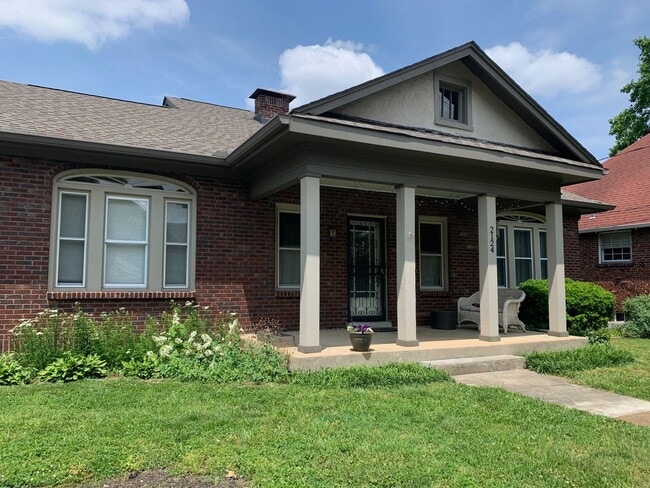 Photo - Charming Home in Belmont-Hillsboro Neighborhood, minutes to Vandy and Belmont, Fenced Yard
