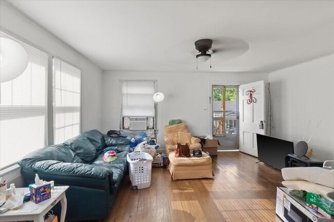 Photo - 527 Maple St