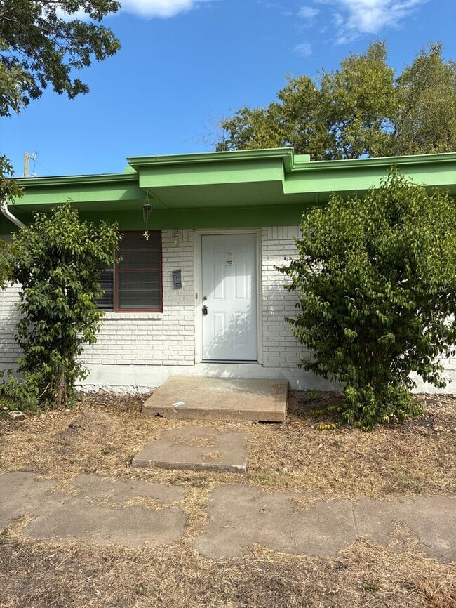 Building Photo - Move-In Ready 2BR Home in Taylor, TX