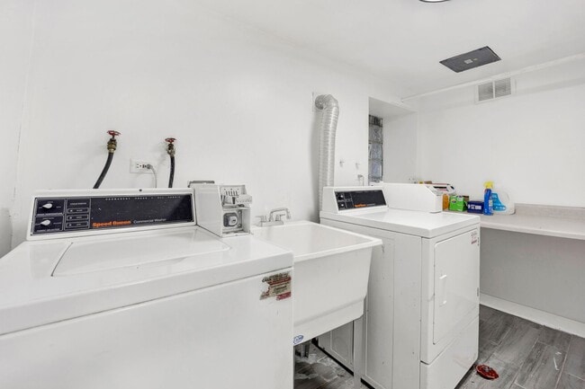 Photo - TONS OF LIGHT 2 BED IN BUCKTOWN! -- AVAILABLE 8/1! Unit 2F