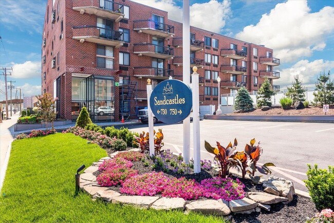 Building Photo - 730 W Broadway Unit 2J