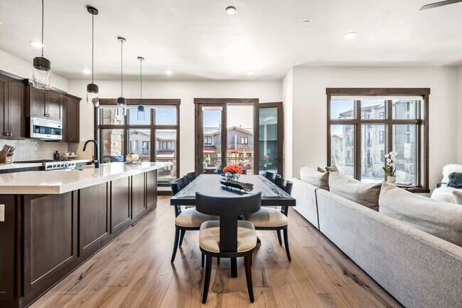 3751 Blackstone Dr Unit 2J