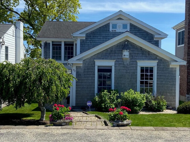 Photo - 57 Mohican Rd E