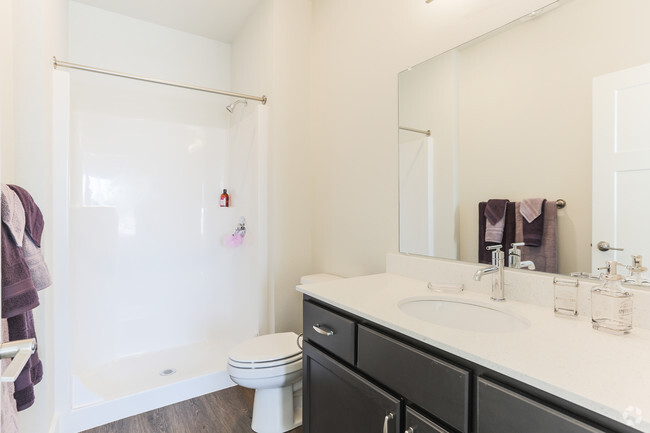 Osprey Master Bath - The Landing at Vancouver Apartments